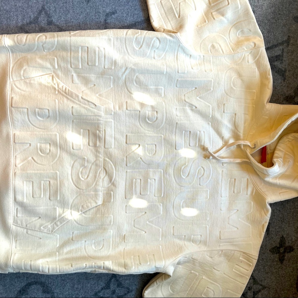 💧🔥 Authentic RARE SUPREME embossed hoodie💧🔥